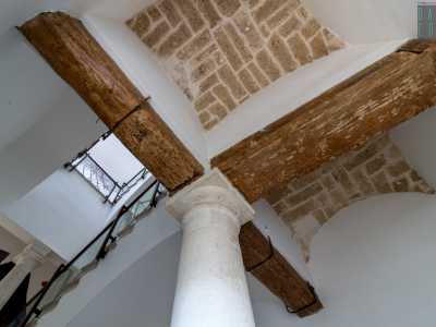 Sulle pareti di ogni pianerottolo, coperti da volte in pietra...